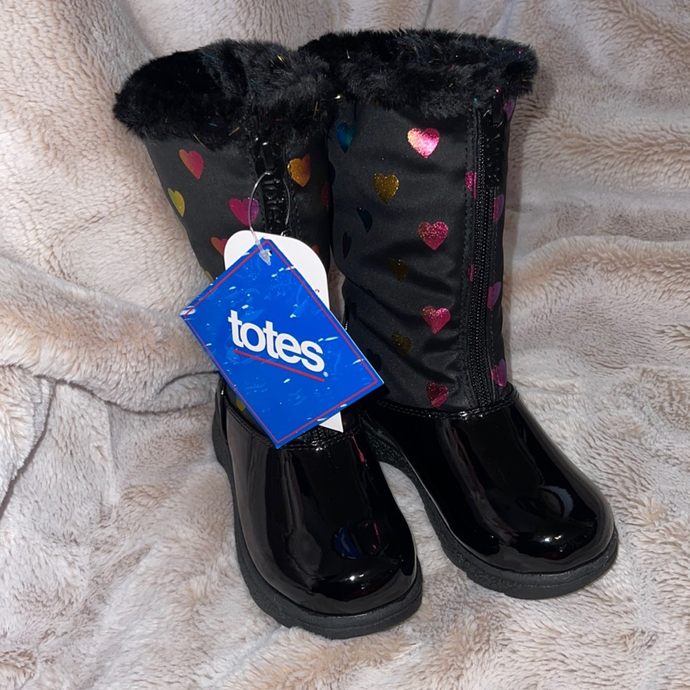 Totes girl snow boots with rainbow hearts and faux fur lined inside size 10